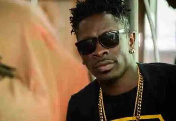Ghanaian Singer, Shatta Wale Slaps His Bodyguard For Allowing Fans Touch Him On Stage